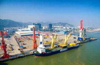 Huisman viert de levering van de 100ste door Huisman China gebouwde kraan 