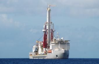 Noble Bully II receives Global Floating Rig of the Year 2014 award