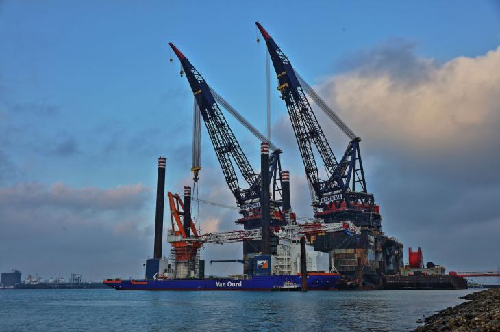 Successfull installation world's largest Leg Encircling Crane