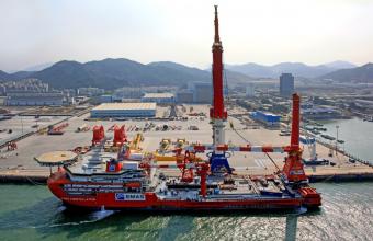 Succesvolle installatie 3000mt Offshore Mast Kraan bij Huisman China 