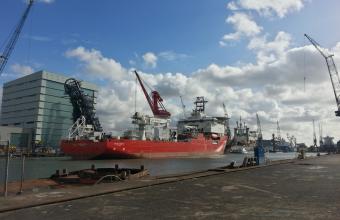 Subsea 7's Seven Waves voor de kade van Huisman Schiedam gearriveerd voor installatie mission equipment