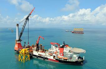 Huisman geeft Heerema Aegir's Offshore Mast Kraan upgrade