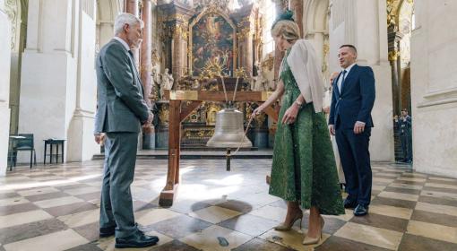Huisman neemt deel aan staatsbezoek aan Tsjechië en sponsort Bell of Freedom