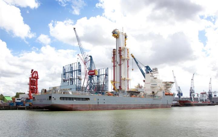 Noble Globetrotter I aan de kade van Huisman Schiedam